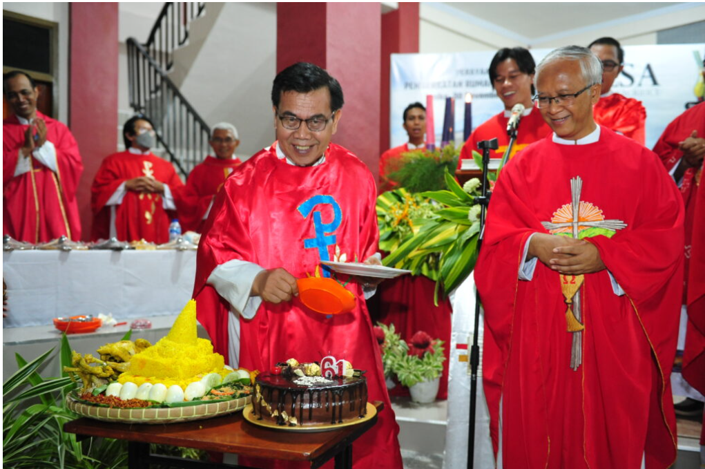 Pemotongan Tumpeng Syukuran Pemberkatan Rumah Bina Loresa